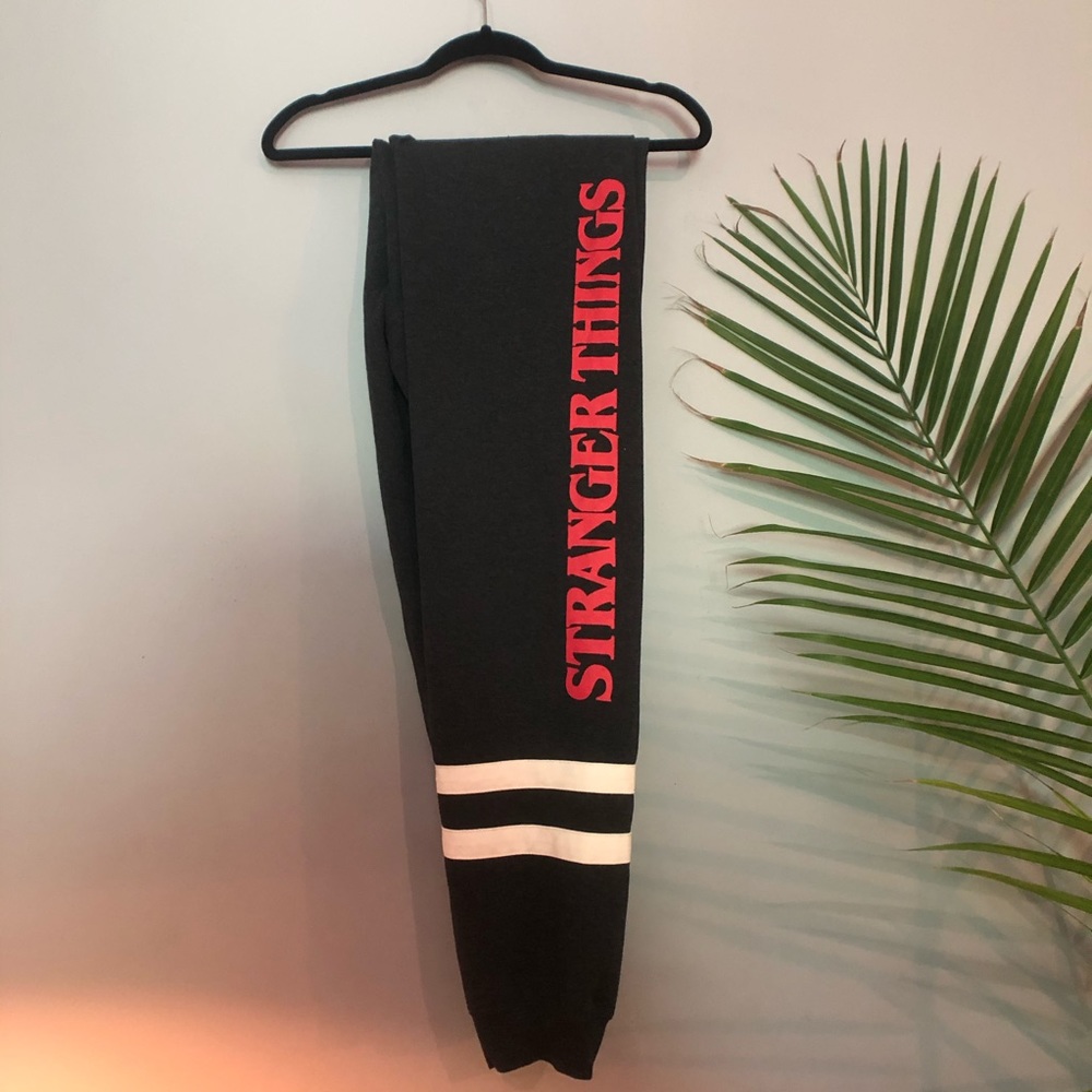 L Netflix “Stranger Things” Sweatpants